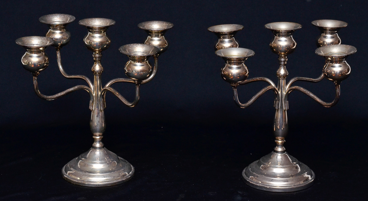 Par de candelabros de metal prateado p/ 5 velas cada.