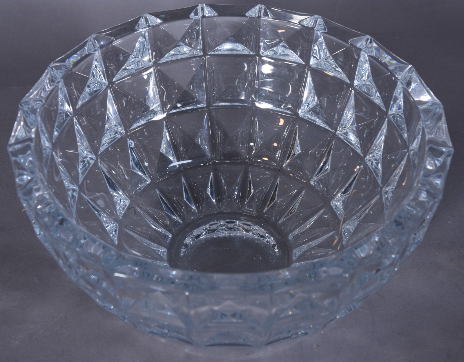 Bowl de cristal trabalhado com lapidação geométrica. - foto 1 de 7