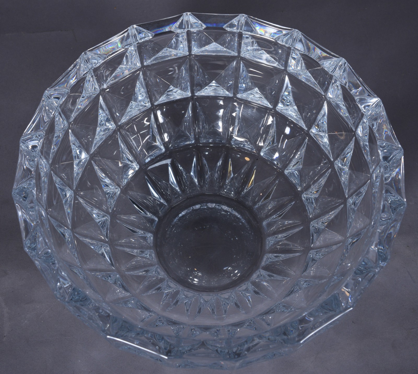 Bowl de cristal trabalhado com lapidação geométrica. - foto 2 de 7