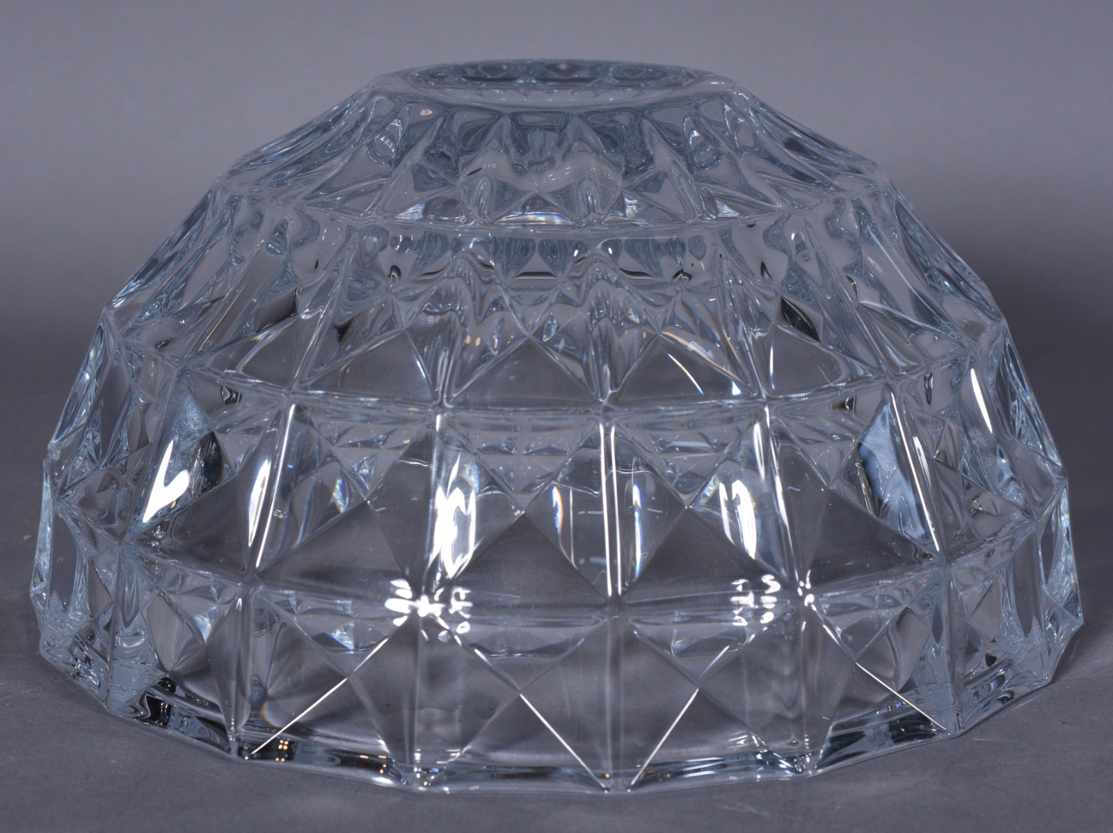 Bowl de cristal trabalhado com lapidação geométrica. - foto 4 de 7