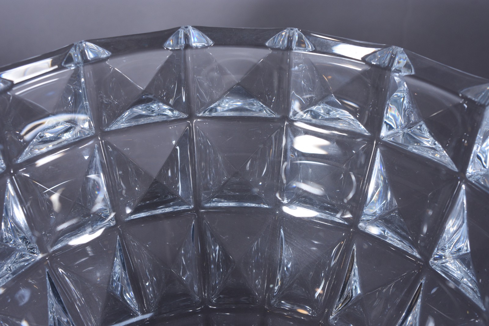 Bowl de cristal trabalhado com lapidação geométrica. - foto 6 de 7