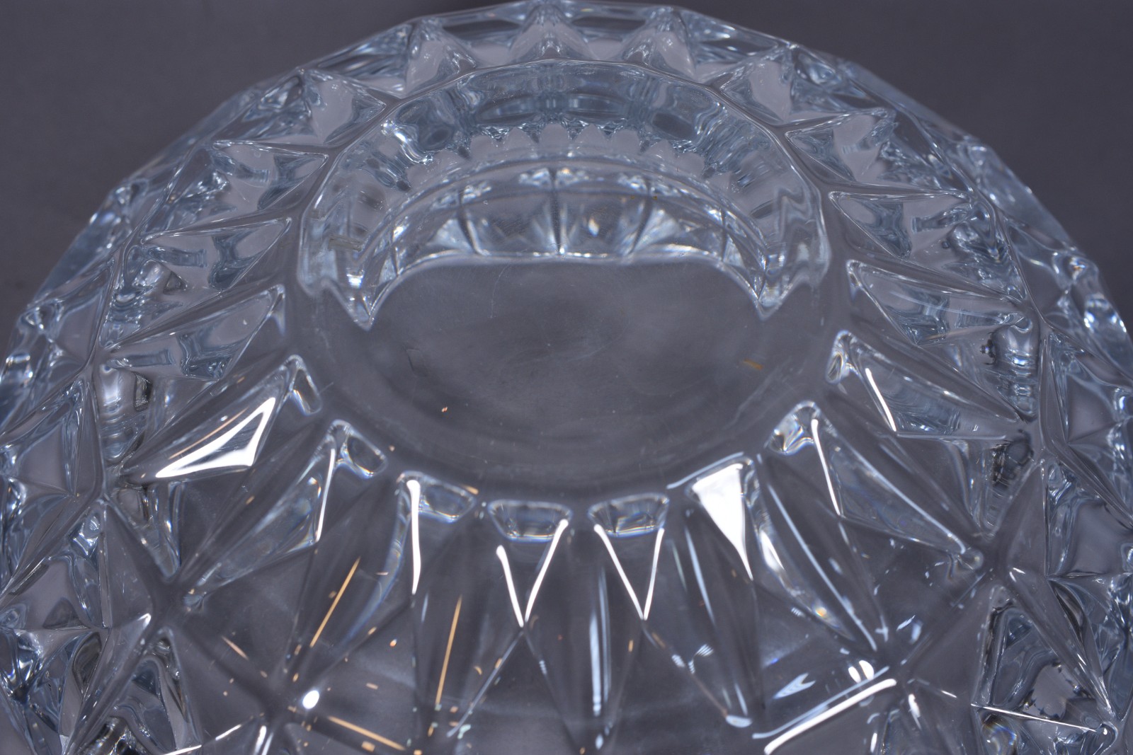 Bowl de cristal trabalhado com lapidação geométrica. - foto 7 de 7