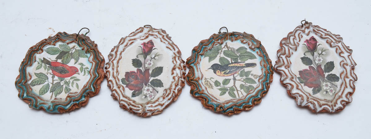 Quatro pequenos azulejos com desenho de pássaros e flores. Alt. 9 cm.
