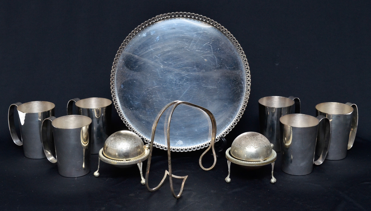 Diversas peças de metal prateado, sendo salva( diam. 36 cm), 6...