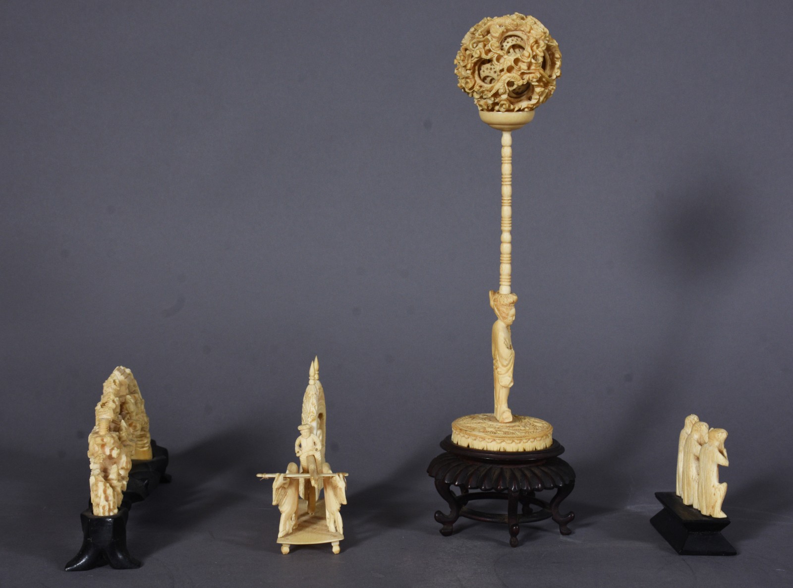 Quatro esculturas de marfim trabalhado, sendo: Presa com figuras... - foto 2 de 9