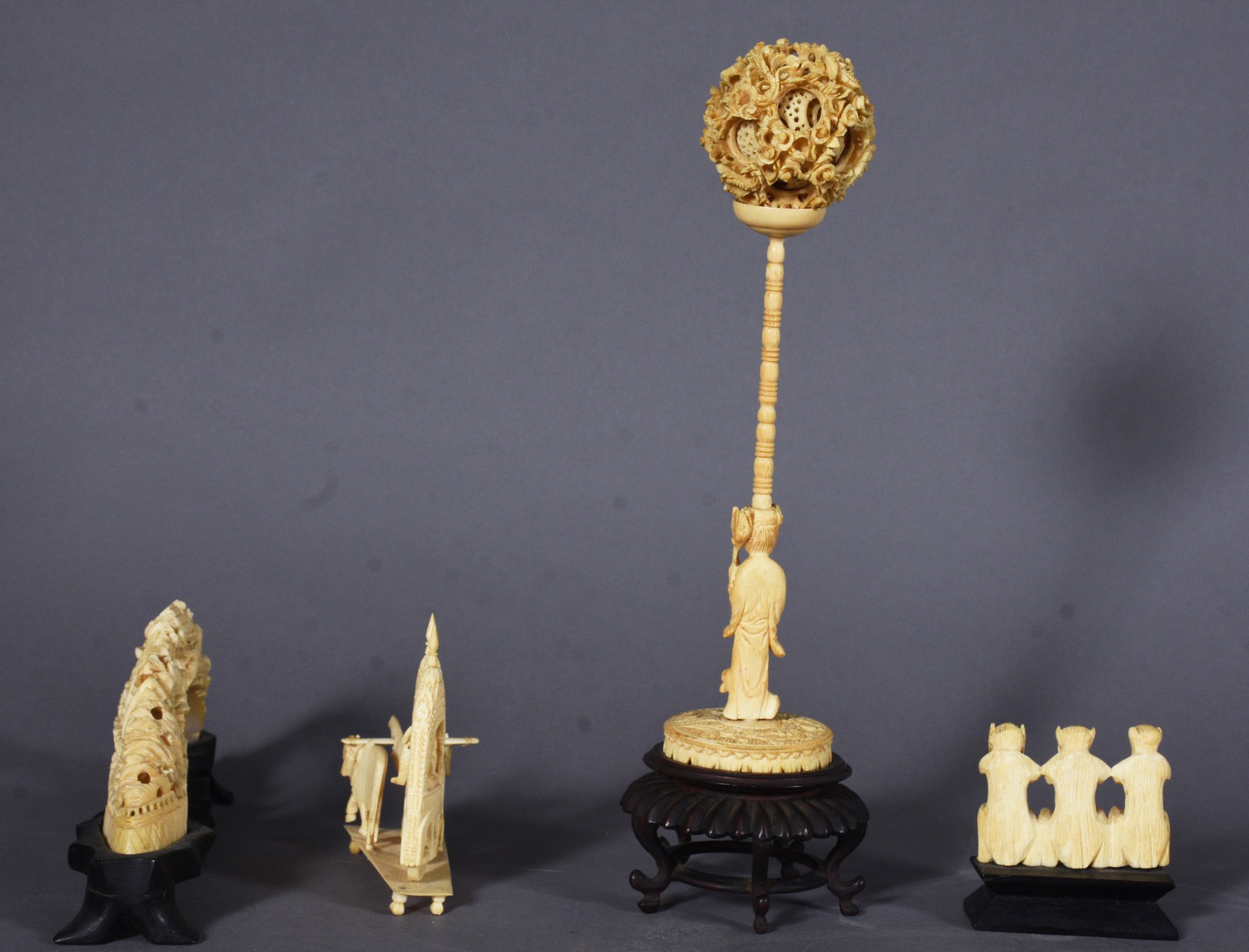 Quatro esculturas de marfim trabalhado, sendo: Presa com figuras... - foto 3 de 9