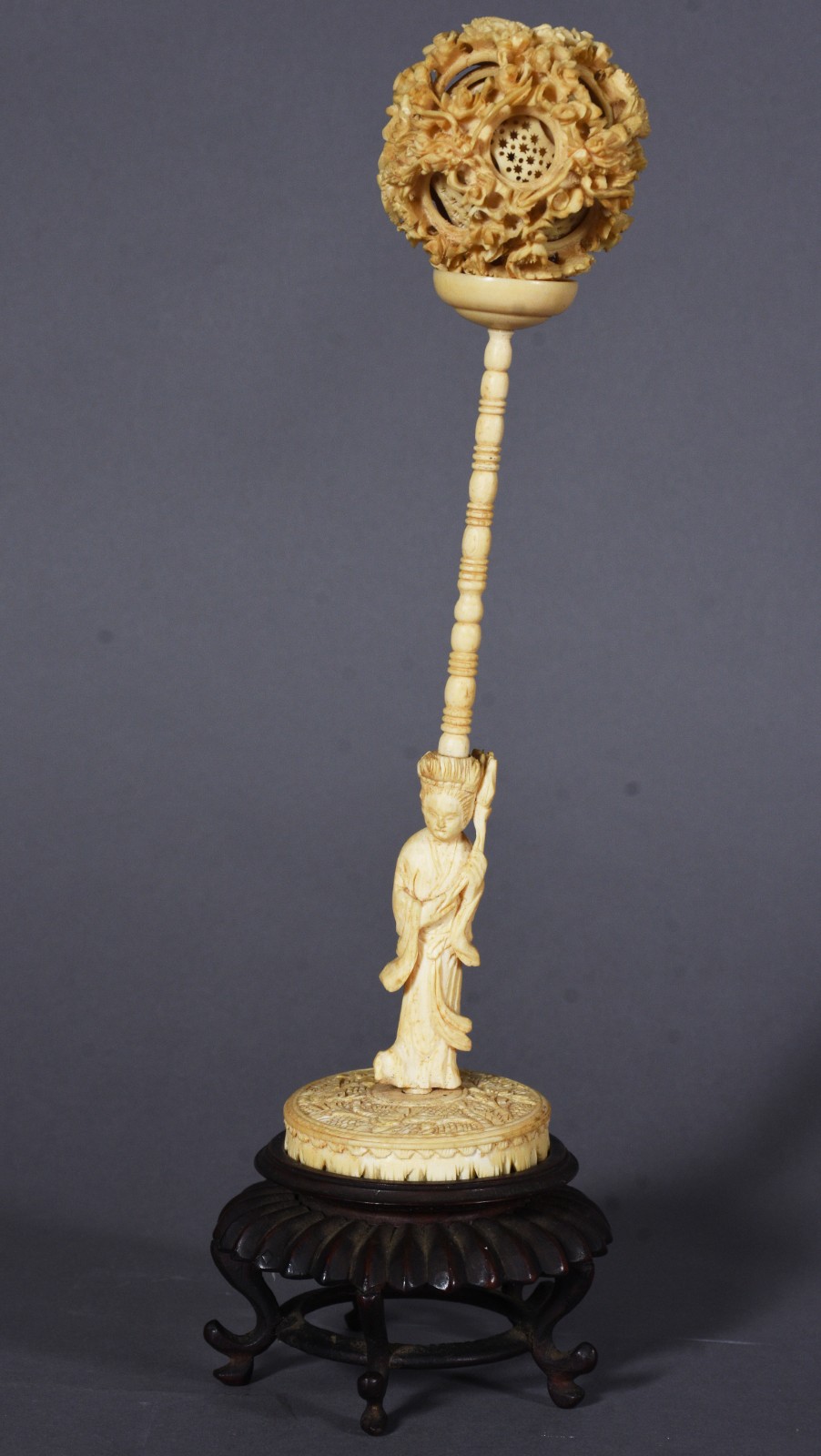 Quatro esculturas de marfim trabalhado, sendo: Presa com figuras... - foto 5 de 9