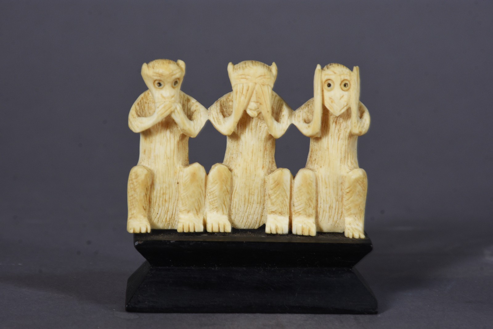 Quatro esculturas de marfim trabalhado, sendo: Presa com figuras... - foto 6 de 9
