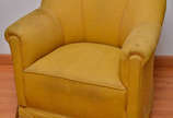 Poltrona estofada e forrada com tecido na cor m... - Poltrona estofada e forrada com tecido na cor mostarda.