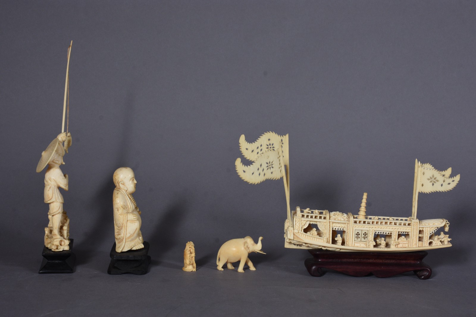 Cinco pequenas esculturas de marfim, sendo: pescador, figura de Buda... - foto 3 de 5