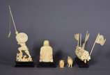Cinco pequenas esculturas de marfim, sendo: pes... - Cinco pequenas esculturas de marfim, sendo: pescador, figura de Buda, ancião com cajado, elefante e barca. Tres deles com bases de madeira.