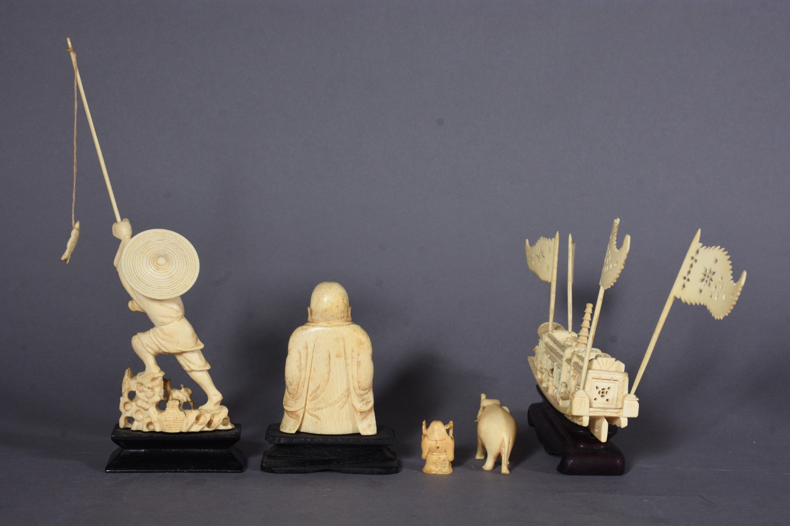 Cinco pequenas esculturas de marfim, sendo: pescador, figura de Buda... - foto 2 de 5