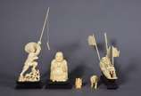Cinco pequenas esculturas de marfim, sendo: pes... - Cinco pequenas esculturas de marfim, sendo: pescador, figura de Buda, ancião com cajado, elefante e barca. Tres deles com bases de madeira.