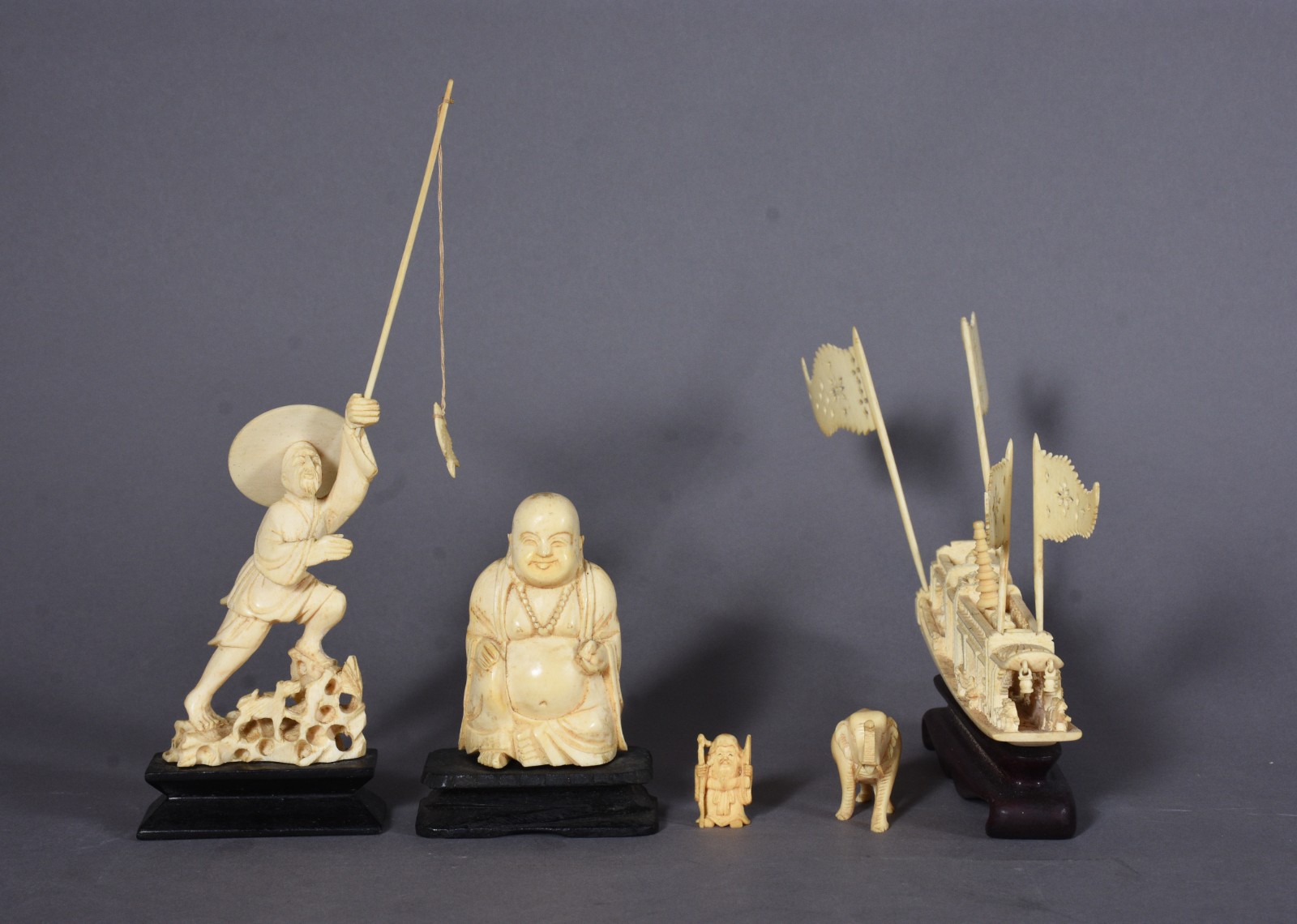 Cinco pequenas esculturas de marfim, sendo: pescador, figura de Buda... - foto 1 de 5