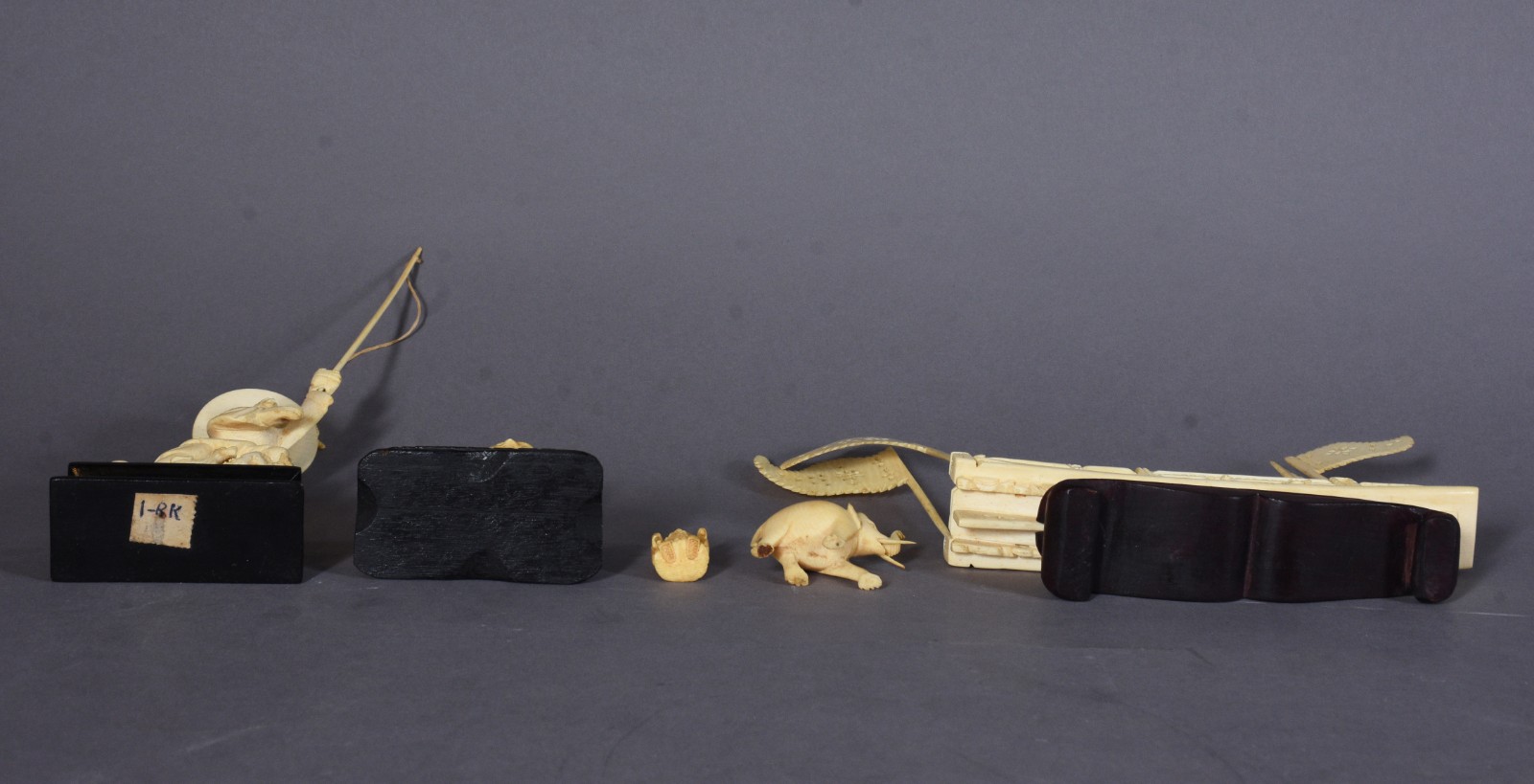 Cinco pequenas esculturas de marfim, sendo: pescador, figura de Buda... - foto 4 de 5