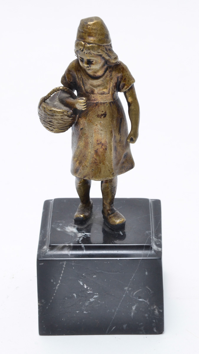 Escultura de bronze repres.menina com cesto, base de mármore...