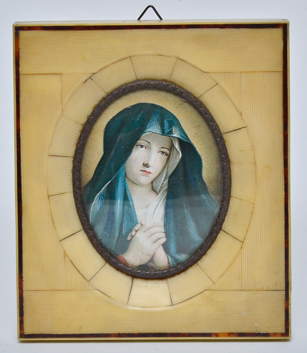 Placa repres. Nossa Senhora com moldura trabalhada, med. 14 x 12 cm.