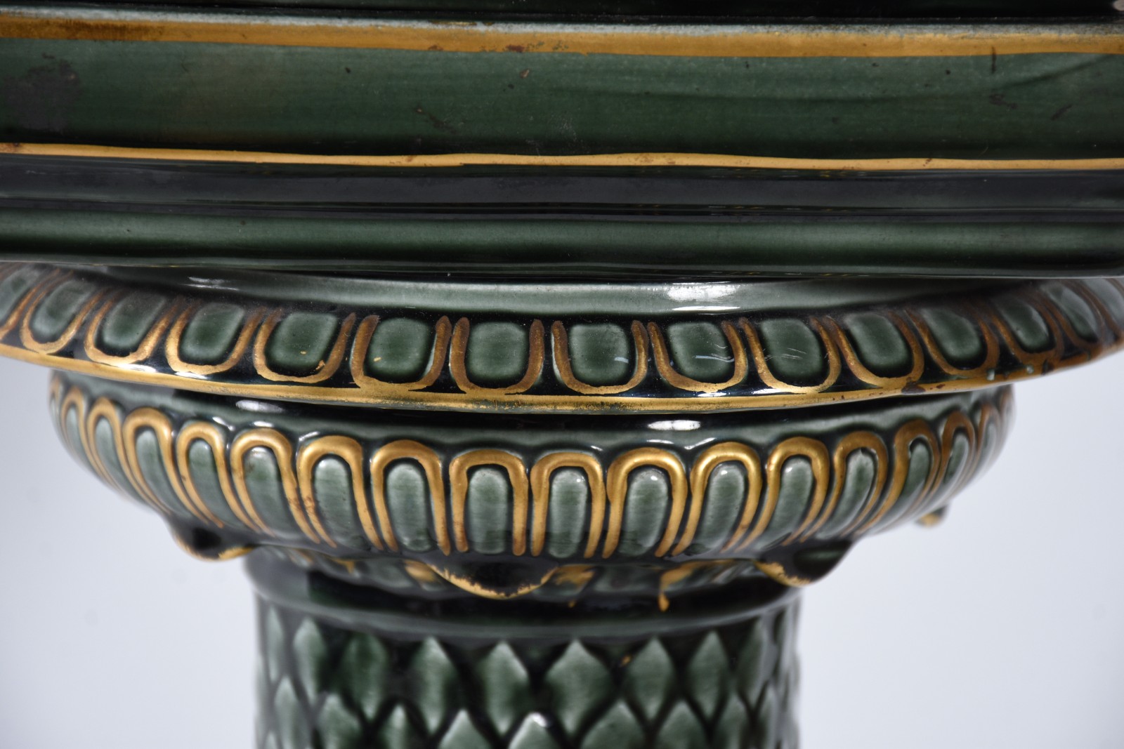 Coluna com cachepot na forma de grande taça, em porcelana francesa na... - foto 5 de 10