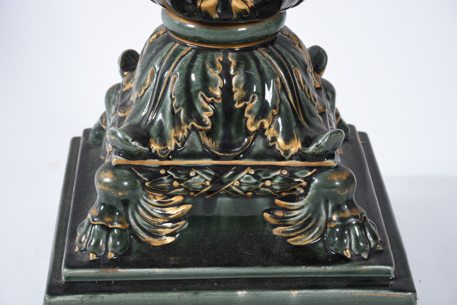 Coluna com cachepot na forma de grande taça, em porcelana francesa na... - foto 7 de 10