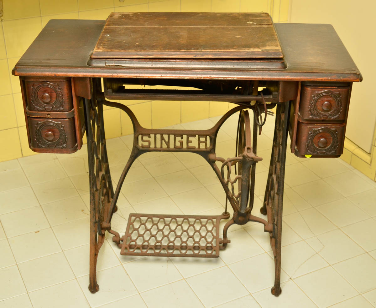 Maquina de costura Singer com gabinete. Med. 90 x 43 - alt. 74 cm.