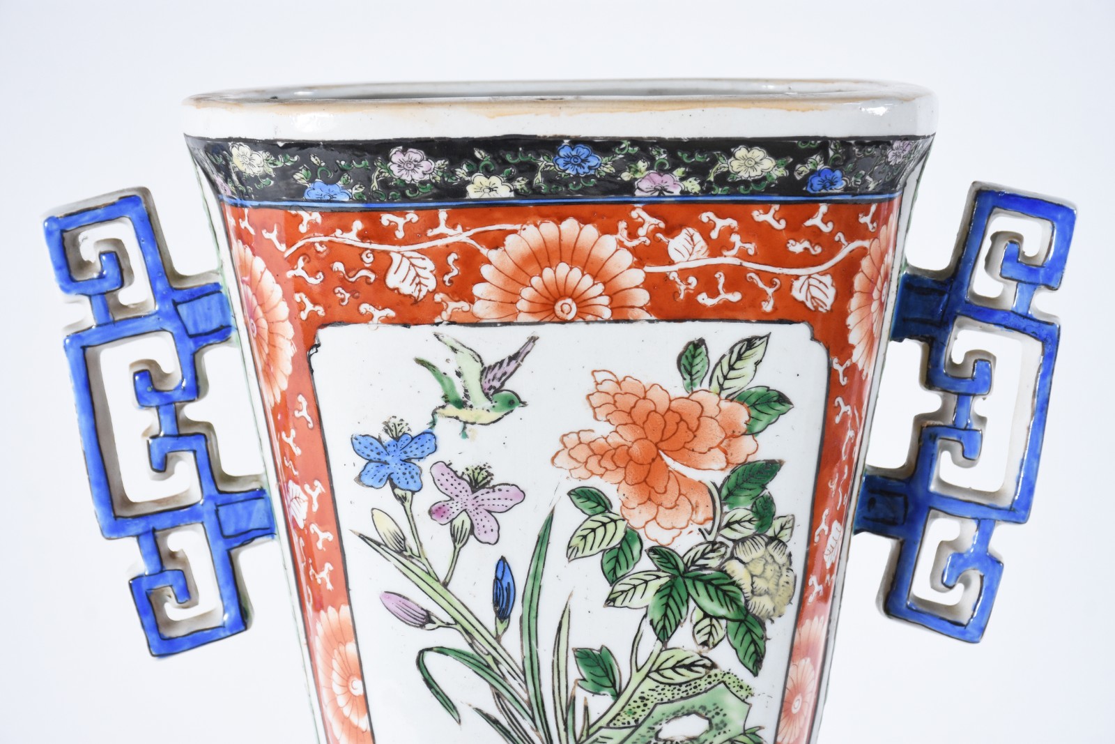 Vaso de porcelana oriental decorado com flores e guirlandas em... - foto 3 de 7
