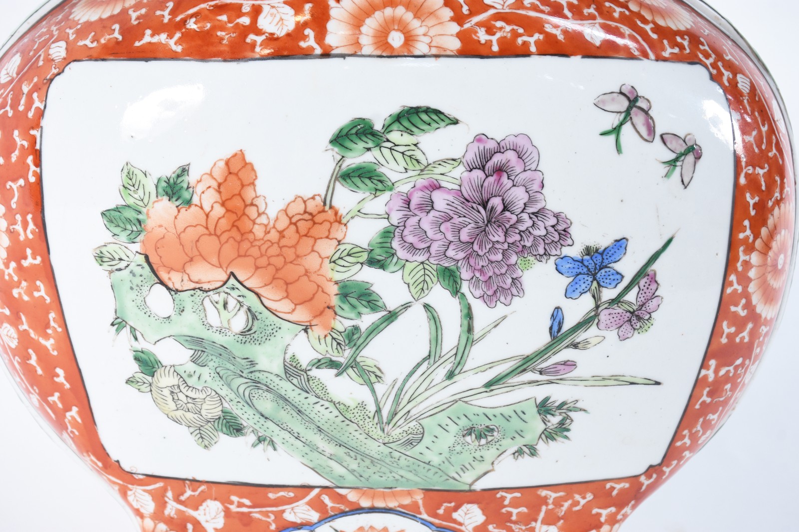 Vaso de porcelana oriental decorado com flores e guirlandas em... - foto 4 de 7