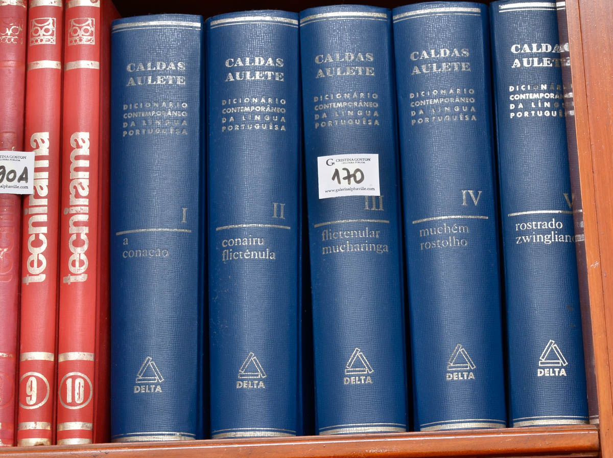 Coleção Caldas Aulete com 5 volumes.