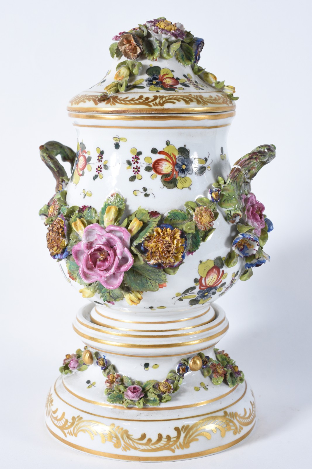 Potiche de porcelana francesa ricamente trabalhada com flores em... - foto 2 de 9