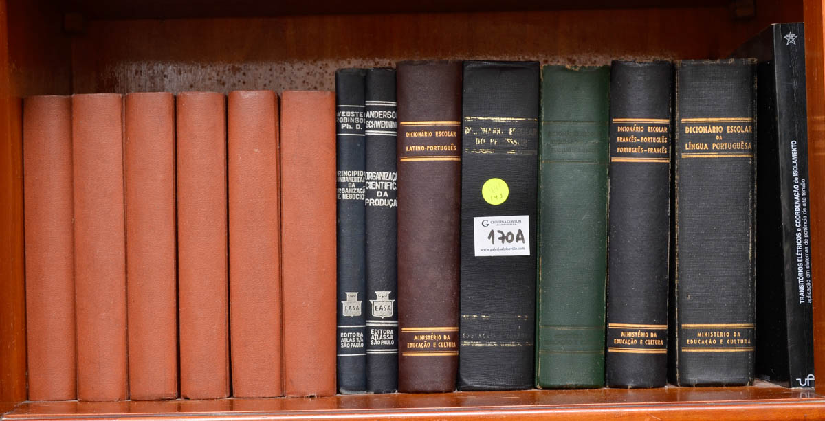 Quatorze livros diversos.