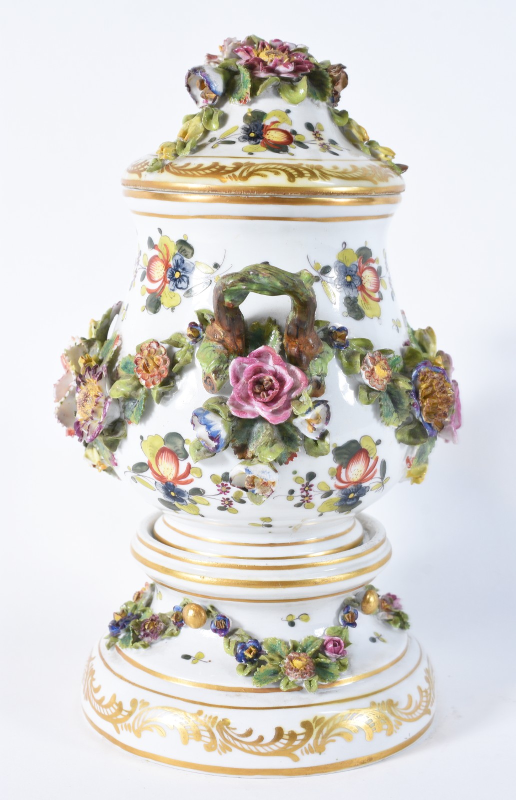Potiche de porcelana francesa ricamente trabalhada com flores em... - foto 3 de 9