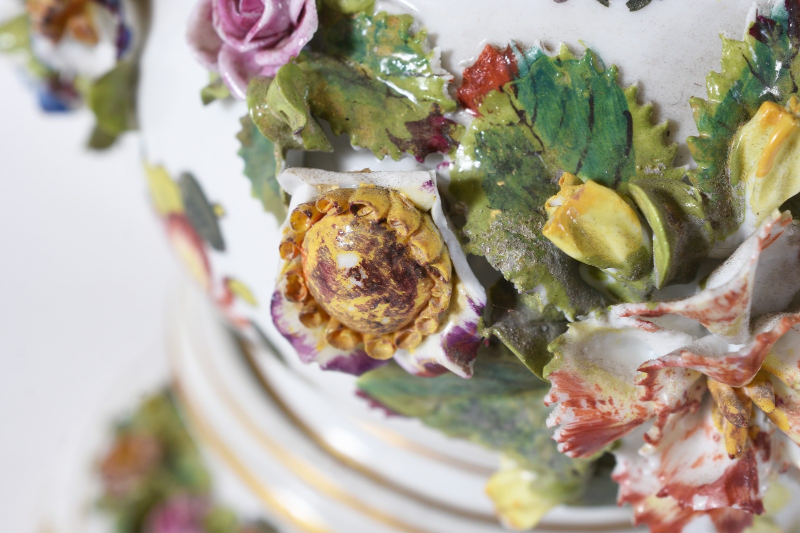Potiche de porcelana francesa ricamente trabalhada com flores em... - foto 4 de 9