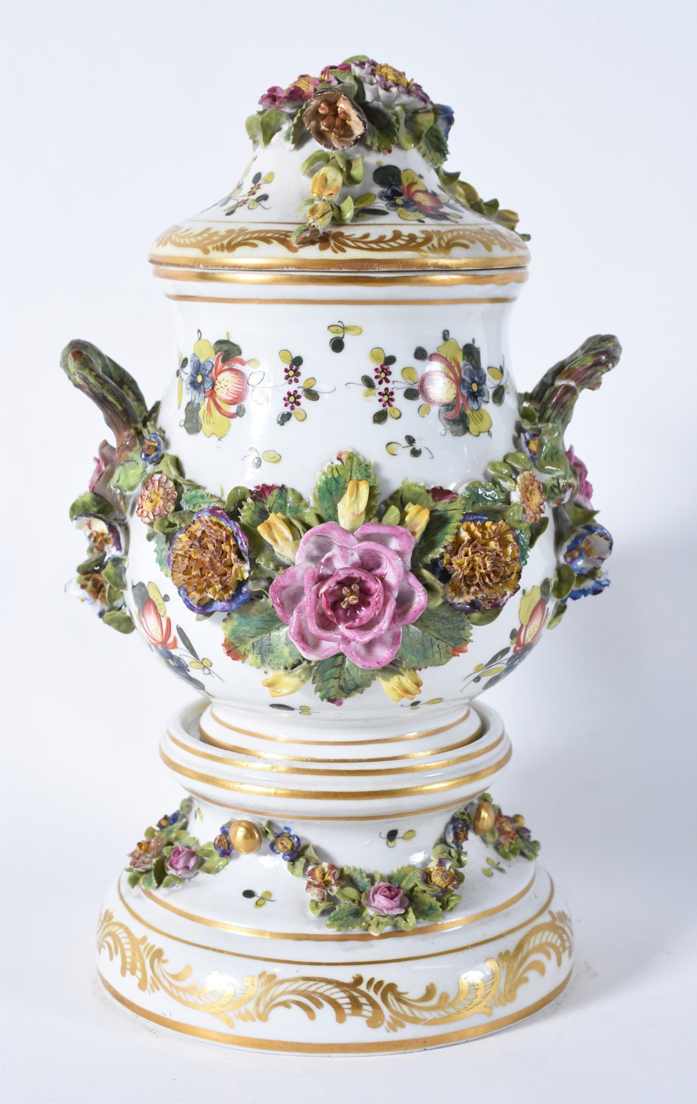 Potiche de porcelana francesa ricamente trabalhada com flores em... - foto 1 de 9