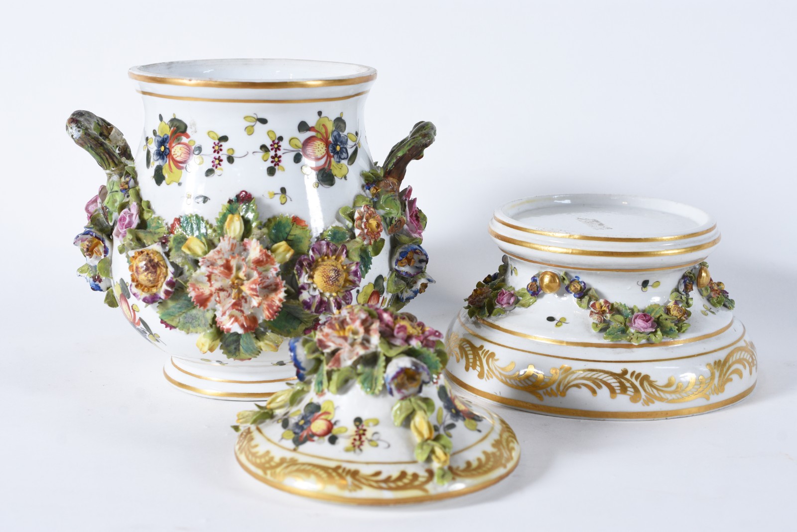Potiche de porcelana francesa ricamente trabalhada com flores em... - foto 5 de 9