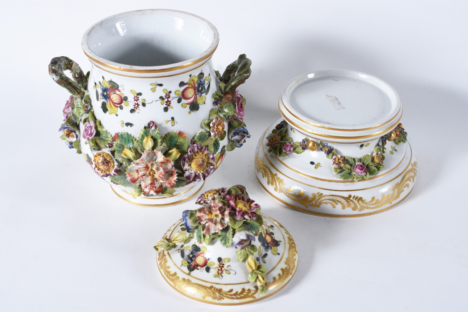 Potiche de porcelana francesa ricamente trabalhada com flores em... - foto 6 de 9