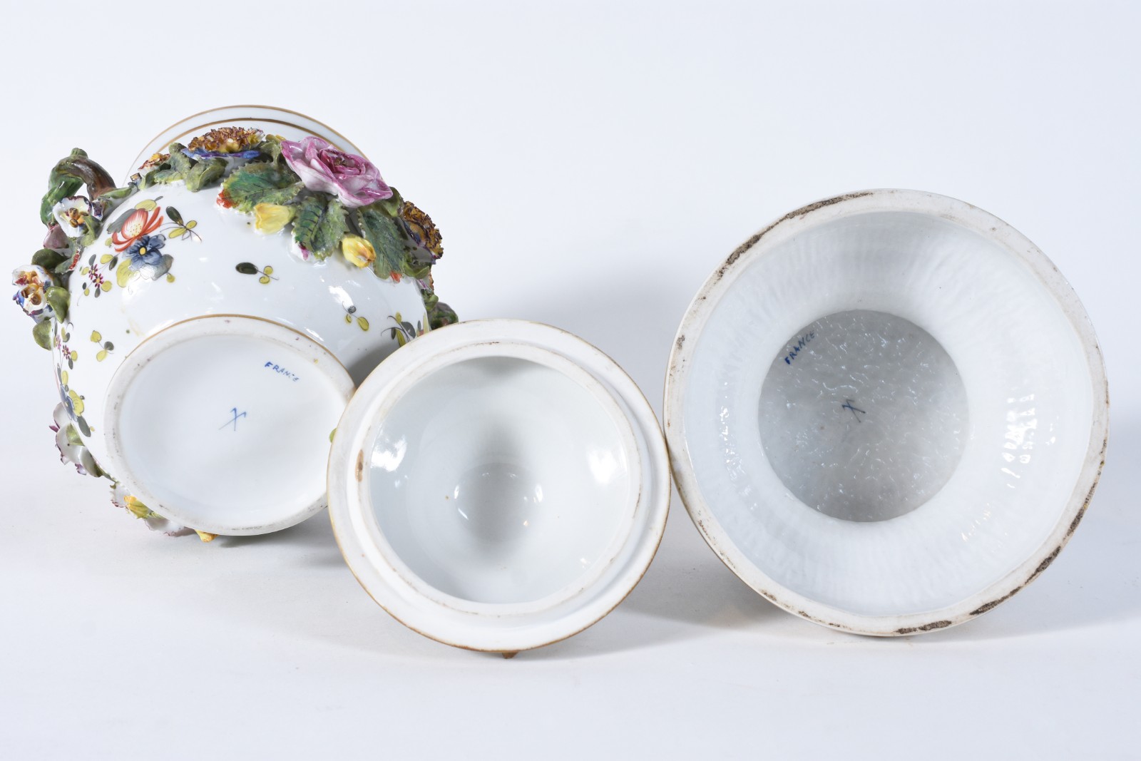 Potiche de porcelana francesa ricamente trabalhada com flores em... - foto 7 de 9