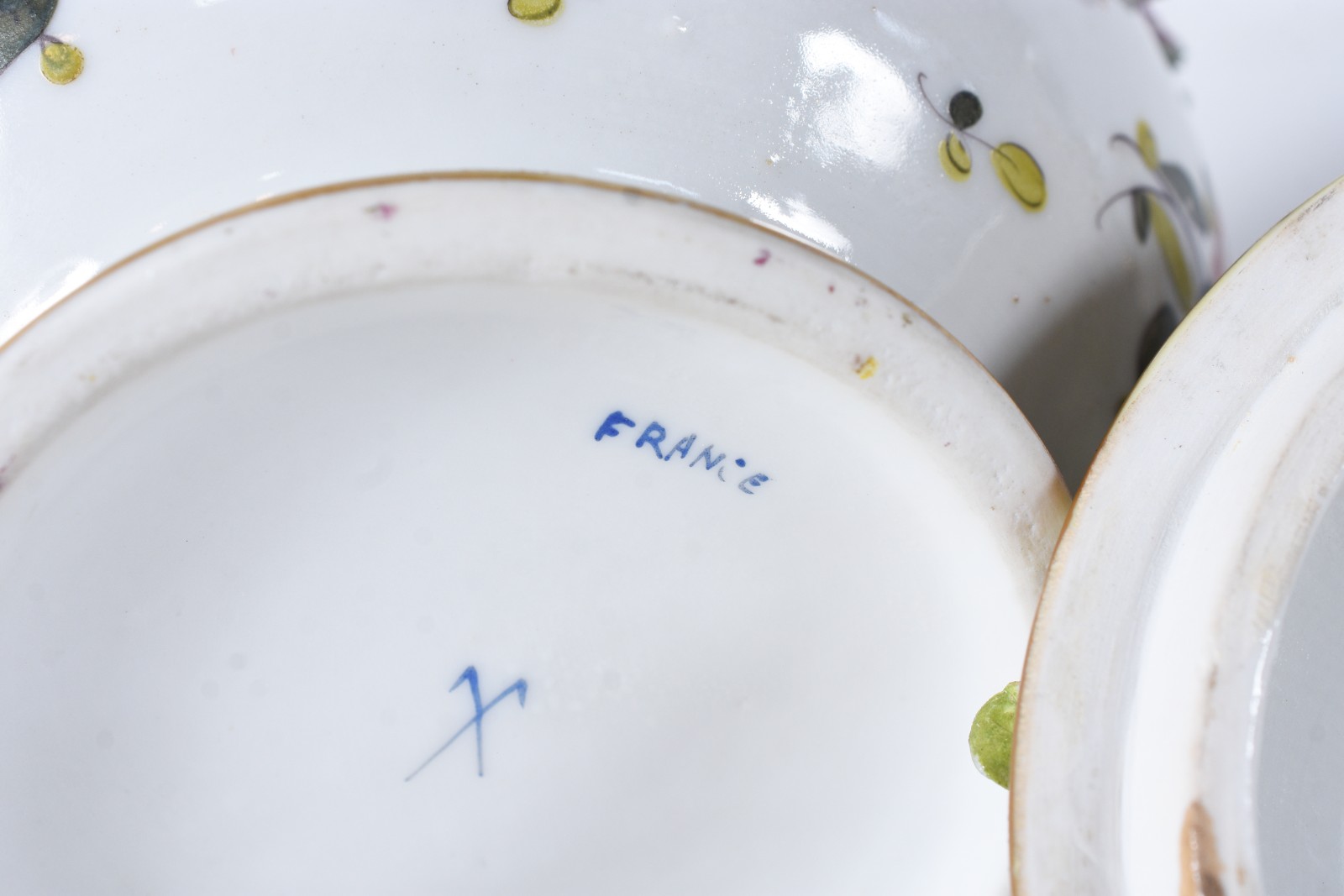 Potiche de porcelana francesa ricamente trabalhada com flores em... - foto 8 de 9