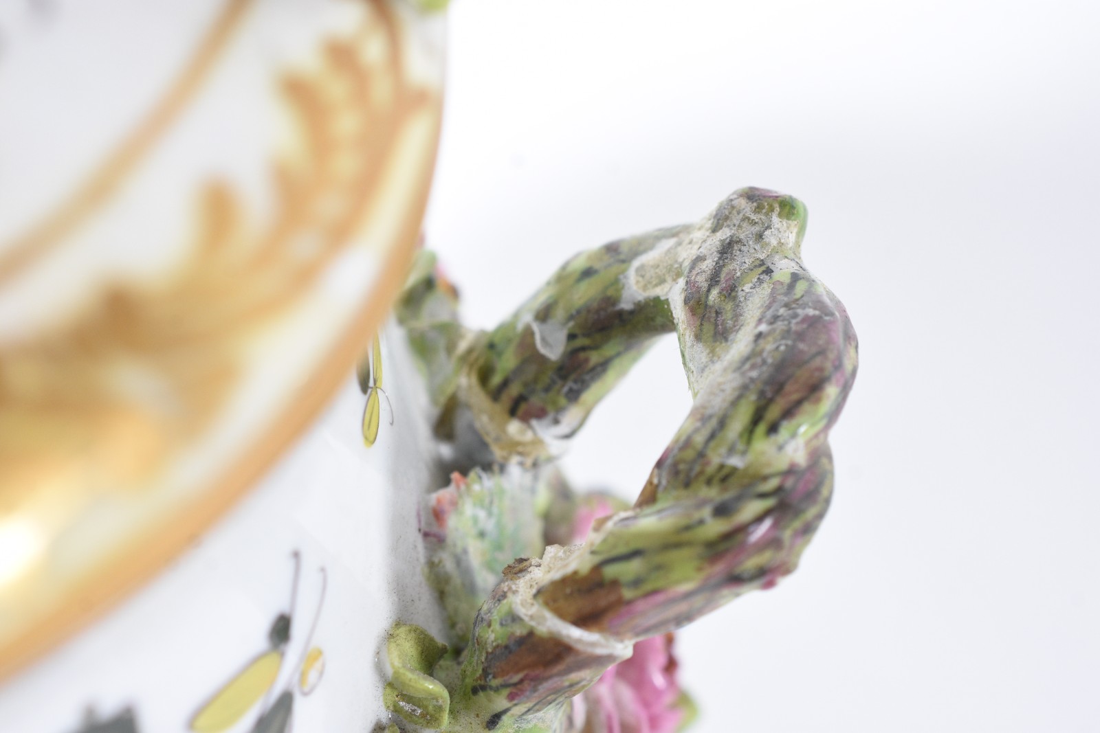 Potiche de porcelana francesa ricamente trabalhada com flores em... - foto 9 de 9
