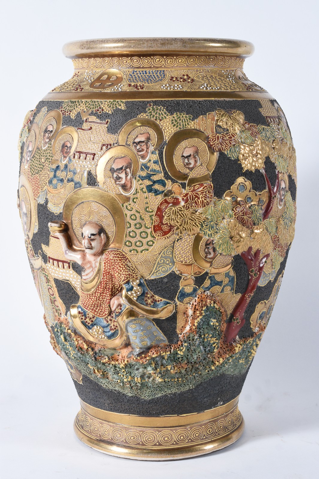 Vaso de faiança japonesa Satzuma ricamente decorado com figuras... - foto 1 de 7