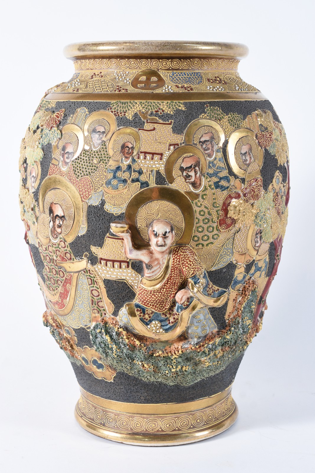 Vaso de faiança japonesa Satzuma ricamente decorado com figuras... - foto 2 de 7