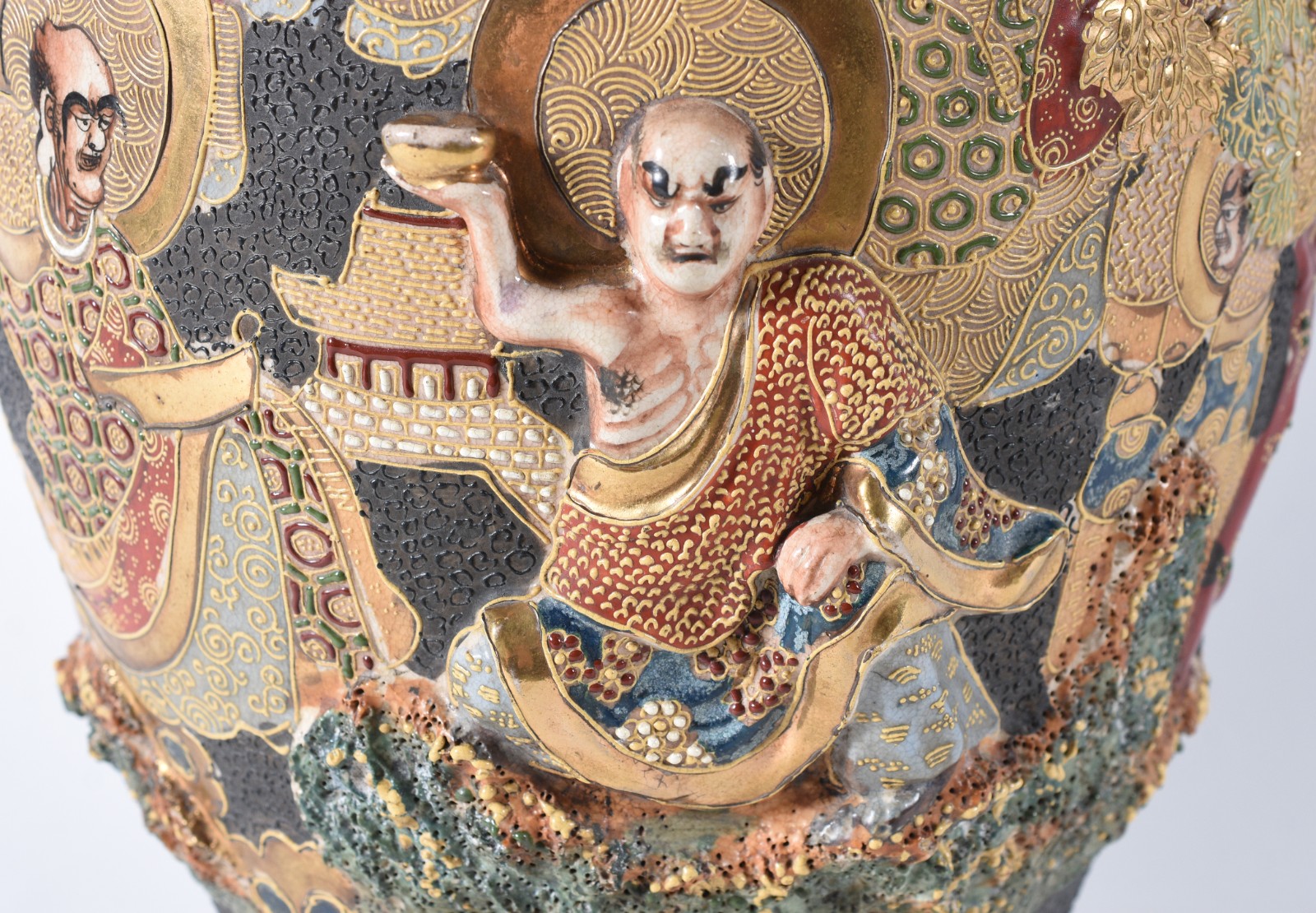 Vaso de faiança japonesa Satzuma ricamente decorado com figuras... - foto 3 de 7