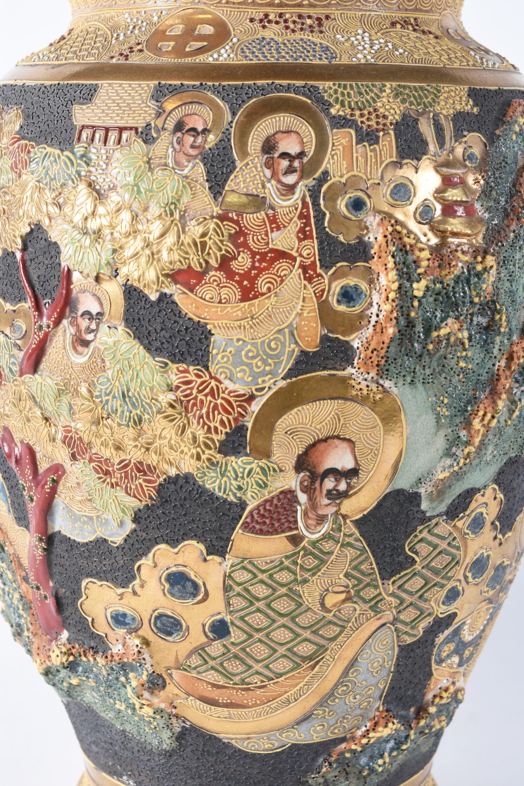 Vaso de faiança japonesa Satzuma ricamente decorado com figuras... - foto 4 de 7