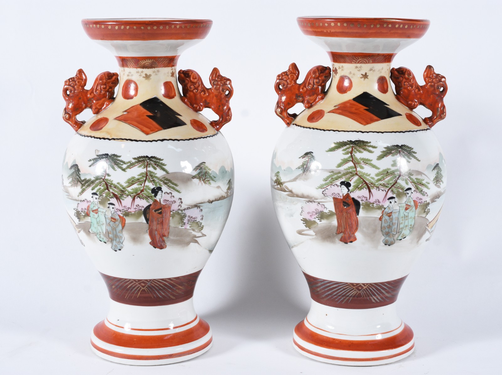 Par de vasos de porcelana oriental decorados com figuras de gueixas... - foto 1 de 8