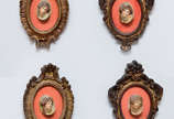 Quatro pequenas placas repres.figuras femininas... - Quatro pequenas placas repres.figuras femininas com molduras douradas. Med. 16 x 10 cm.