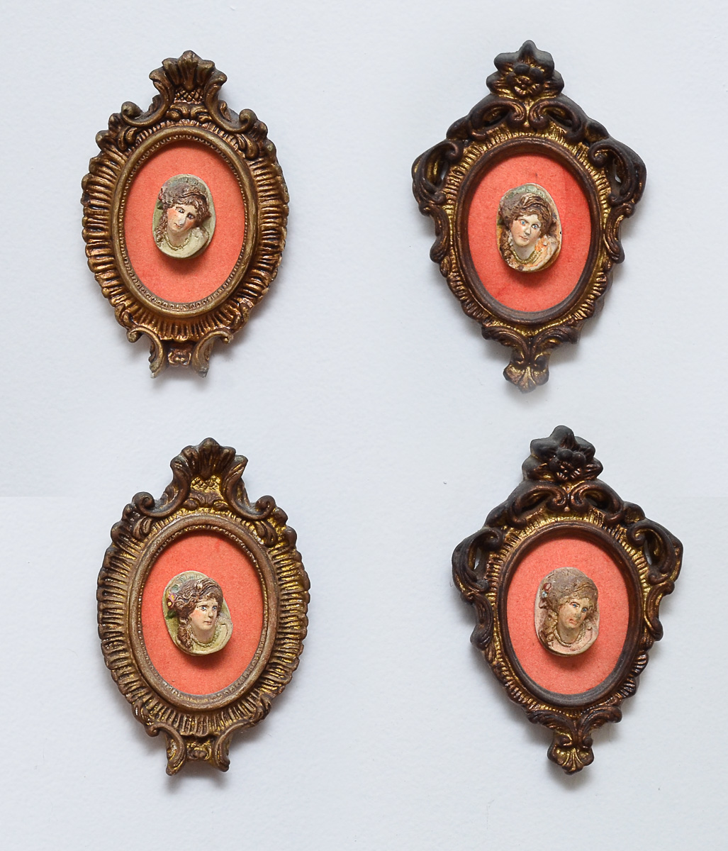 Quatro pequenas placas repres.figuras femininas com molduras...