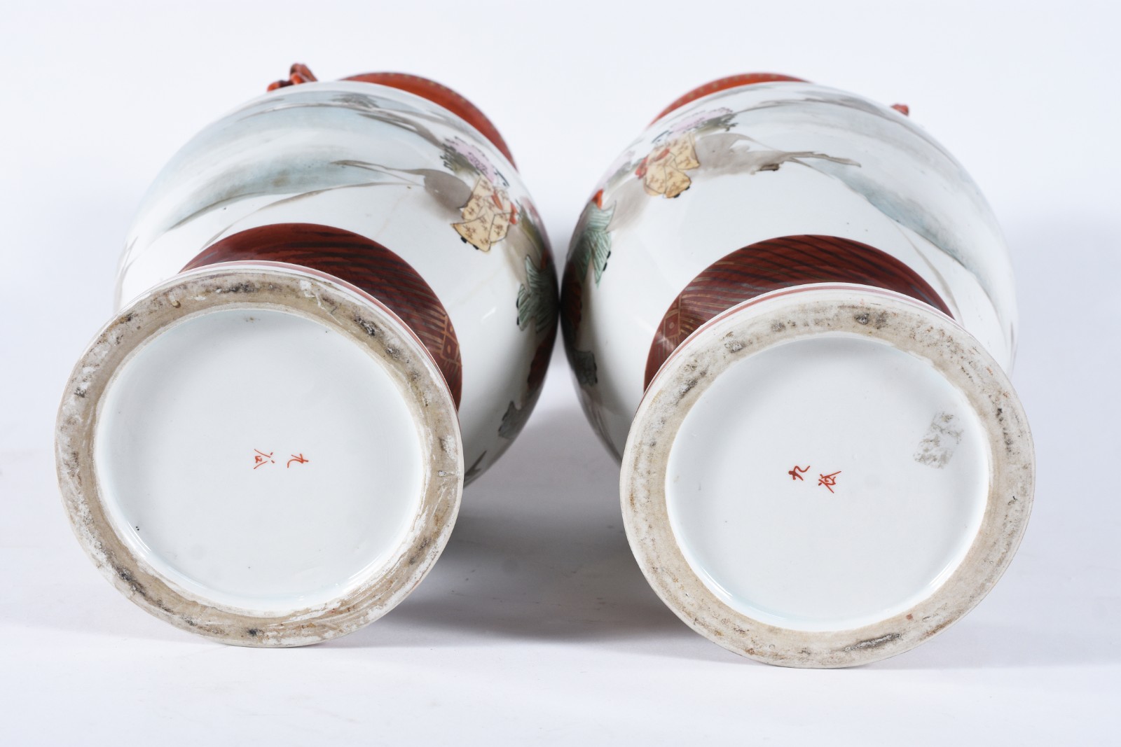 Par de vasos de porcelana oriental decorados com figuras de gueixas... - foto 6 de 8