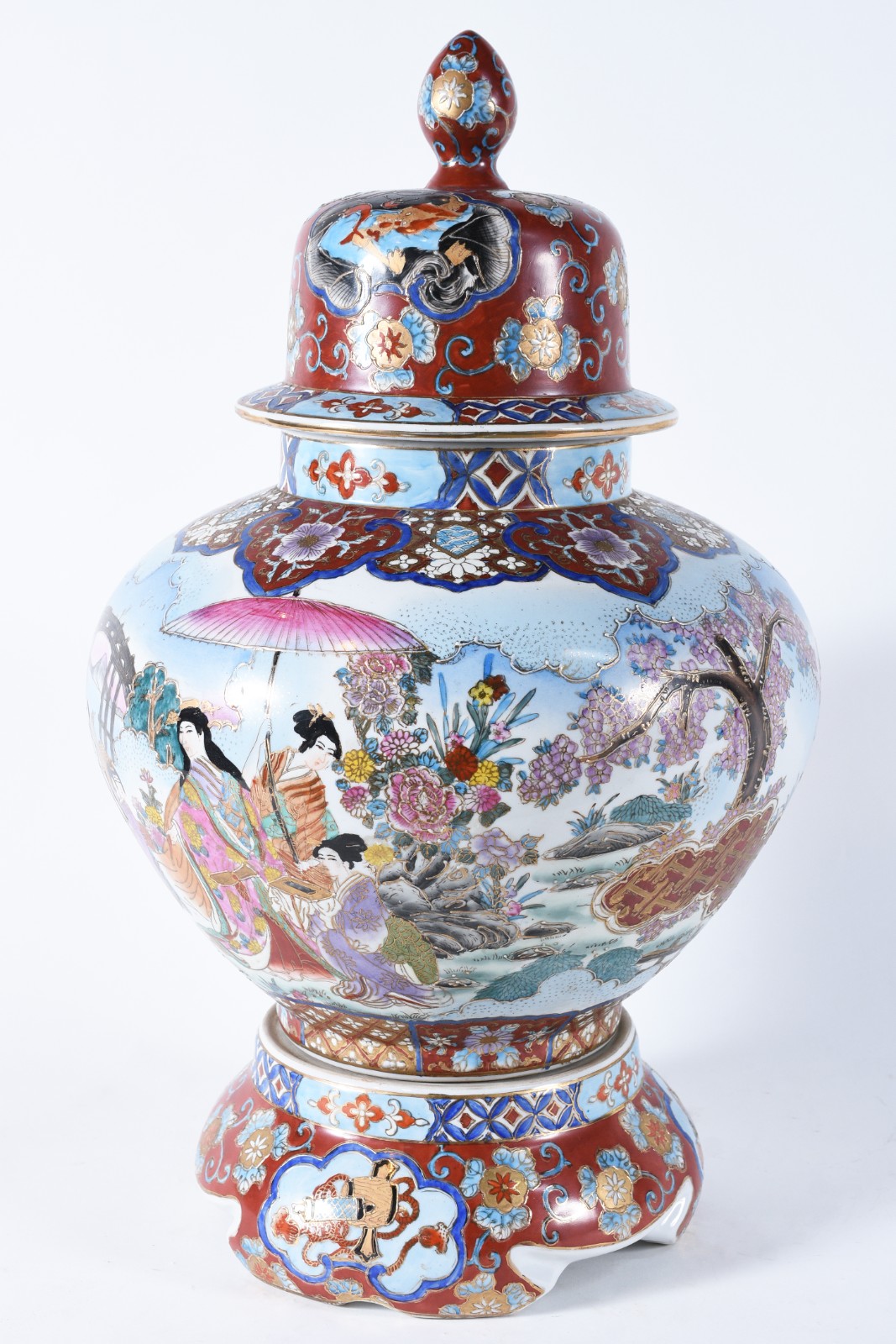 Potiche de porcelana oriental com base e tampa, decorada com figuras... - foto 1 de 10