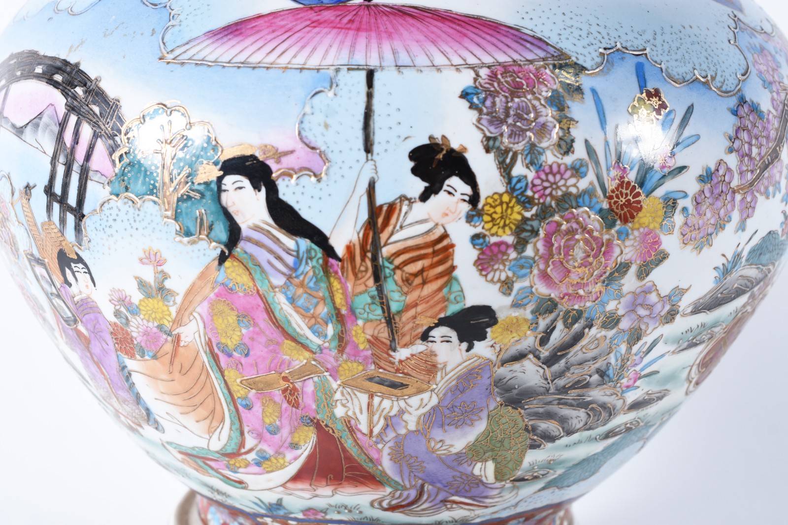 Potiche de porcelana oriental com base e tampa, decorada com figuras... - foto 3 de 10