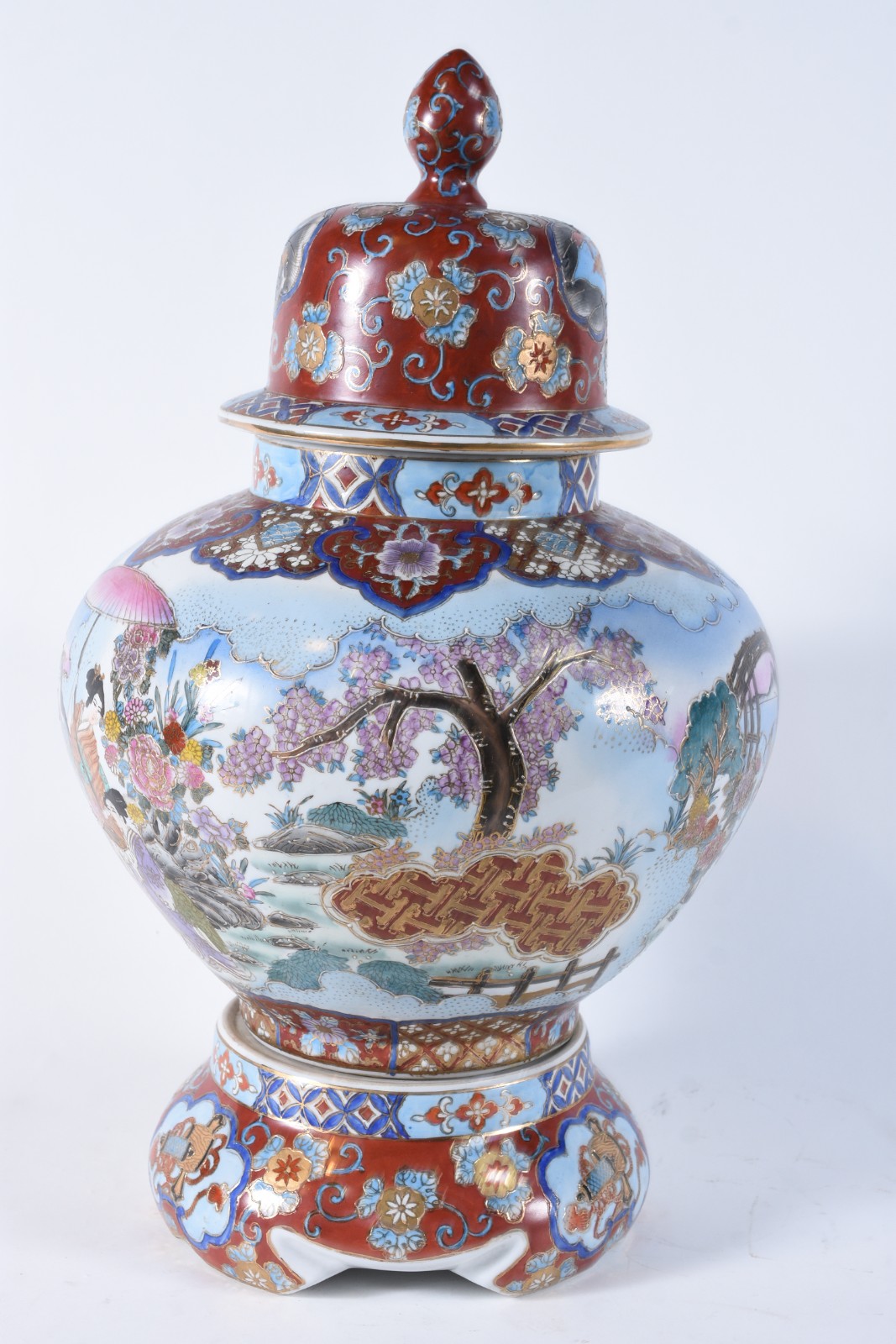 Potiche de porcelana oriental com base e tampa, decorada com figuras... - foto 4 de 10