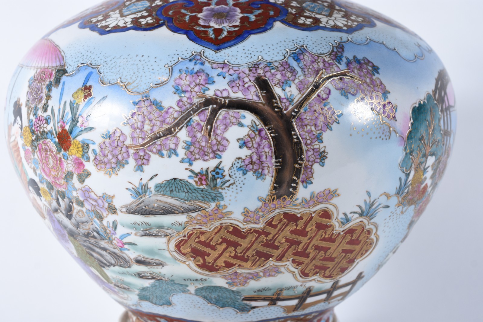 Potiche de porcelana oriental com base e tampa, decorada com figuras... - foto 5 de 10