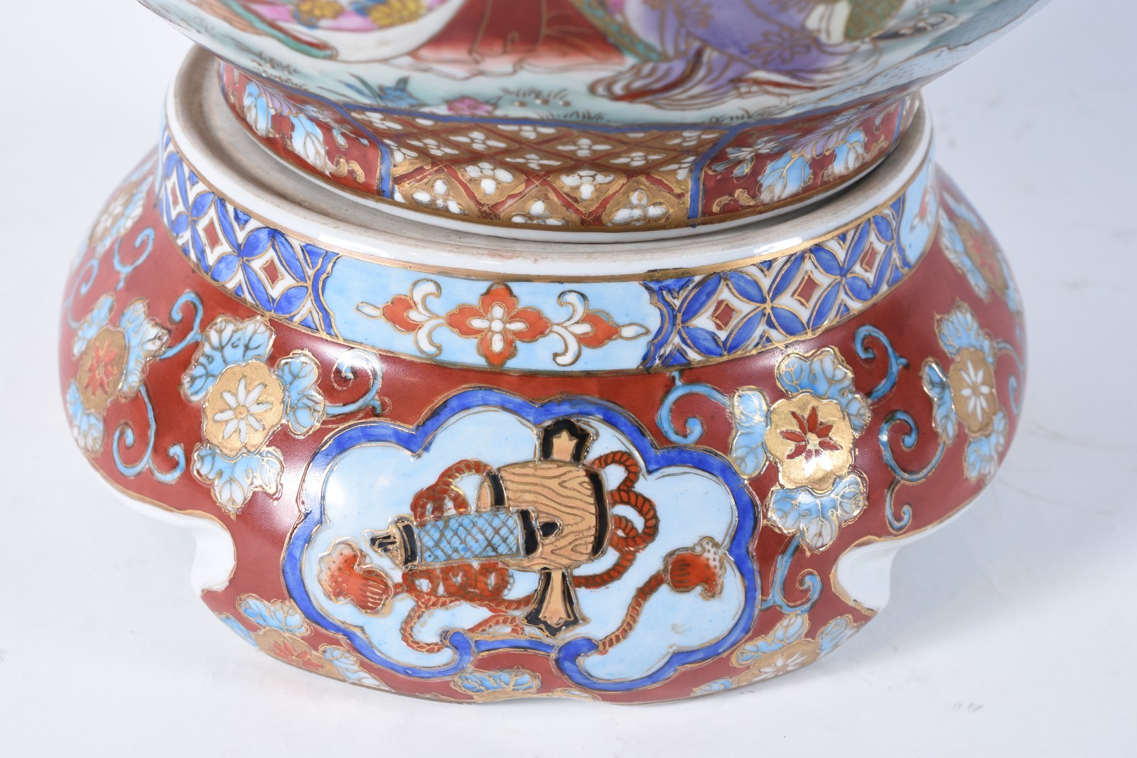 Potiche de porcelana oriental com base e tampa, decorada com figuras... - foto 6 de 10